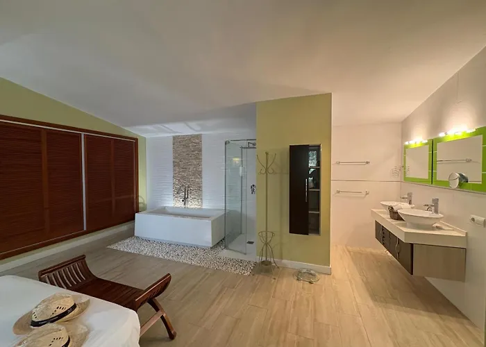 Castillitos En El Aire En Lo Alto Del Montgo-denia-piscina *