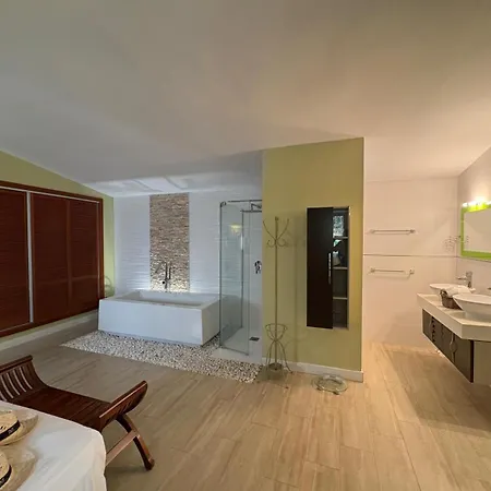 Castillitos En El Aire En Lo Alto Del Montgo-denia-piscina *